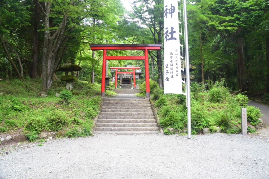 公時神社の右脇から登山道が続きます